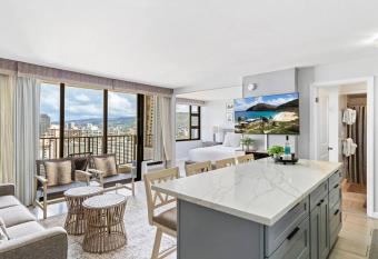 Ho'omaluhia High Floor OCEAN VIEW, Free Parking has rooms with a private hot tub