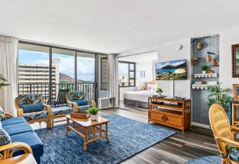 Hawaii Ne Charming 1 bedroom VIEWS Sleeps 4 has rooms with a private hot tub