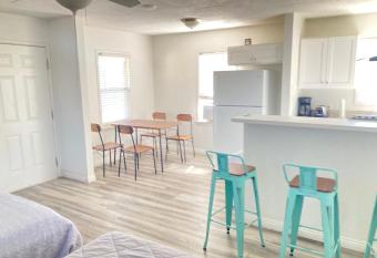 Little Betty's Hideaway has Balcony rooms