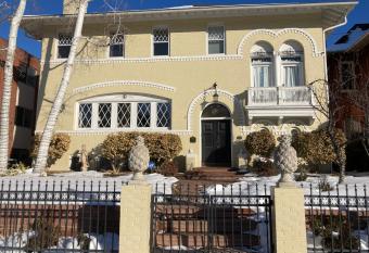 Pineapple House has Balcony rooms
