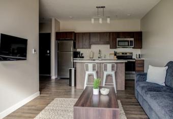 Modern Chic Apartment Downtown Des Moines has Balcony rooms