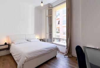 Chambre moderne proche Monaco G allows 18 year olds to book a room