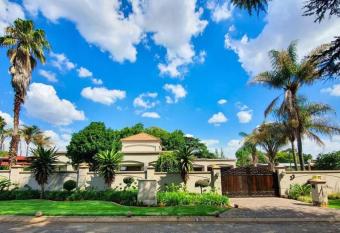 OR Tambo Airport Mansion/self catering/Holiday hme has rooms with a private hot tub