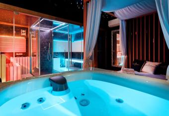 Apartm  n Volavka has rooms with a private hot tub