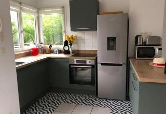 A deux pas du port, jolie maison red  cor  e has Balcony rooms