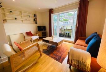 The Salt Box has Balcony rooms