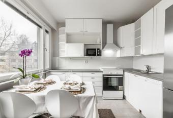 Upea huoneisto l  hell   lentokentt    ! has Balcony rooms