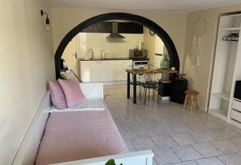 Studio de 29 m2 en rdc dans bastide avec piscine allows 18 year olds to book a room