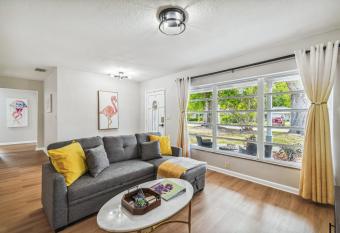 NEW! Elegant Screened Pool Midtown Home 3B2B allows 18 year olds to book a room