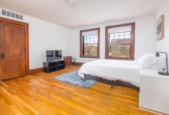 Spacious 1 Bedroom in Downtown Des Moines allows 18 year olds to book a room