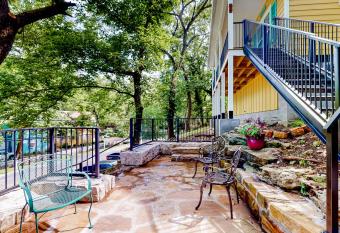 Nola On Main has Balcony rooms