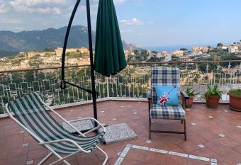 The Stunning View has rooms with a private hot tub