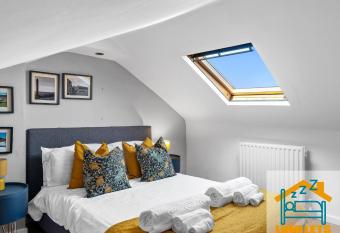 2BR Home In Barrow-in-Furness Sleeps 8 close to BAE Systems, Hospital, Lakes allows 18 year olds to book a room