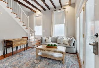 Beautiful Renovated Apartment One Block from King allows 18 year olds to book a room