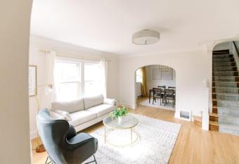 Cozy 3BR Family Home near Drake University allows 18 year olds to book a room