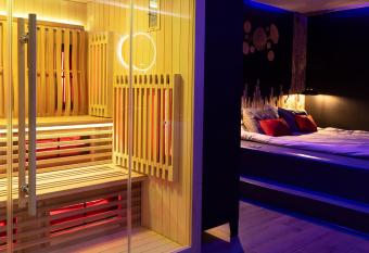 UNE PARENTHESE ARDENNAISE allows 18 year olds to book a room