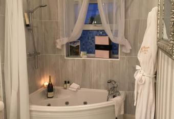 Rossmanagher House allows 18 year olds to book a room