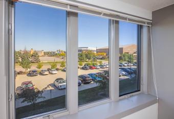 Downtown Des Moines Apt - Near Wells Fargo Arena allows 18 year olds to book a room