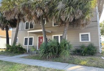 Cozy 1BR 1BA Upper Left Walking Distance to Beach allows 18 year olds to book a room