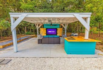 Charming Cottage with Outdoor Entertainment Center allows 18 year olds to book a room