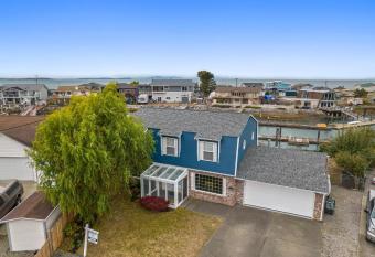 Matia Sandy Point Neptune Beach allows 18 year olds to book a room