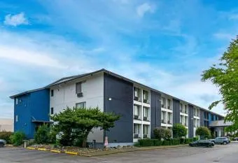 Broadway has rooms with a private hot tub