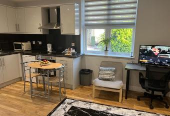 MJ Serviced Apartment up to 6 Guest - Luxurious living in West London next to Tube station & Central London has Balcony rooms