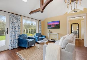 Briarwood Estate, Cherry Blossom Cottage has rooms with a private hot tub