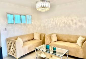 a 5 minutos del aeropuerto allows 18 year olds to book a room