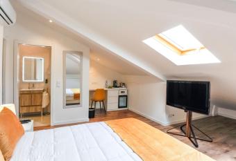 Boutique Room Montijo allows 18 year olds to book a room