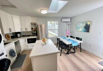 Tacoma 2 bedrooms 1 baths sleep 5 with compact kitchen has Balcony rooms