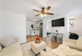 The Farm Cottage has rooms with a private hot tub