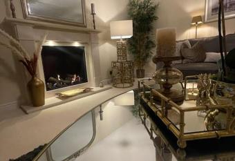 Home in Wirral - Peaceful Contemporary Gem. has Balcony rooms