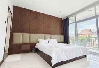 Jenny airport lounge has Balcony rooms