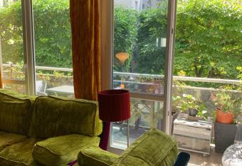 10 MNS DES CHAMPS ELYS  ES charme et   l  gance has Balcony rooms