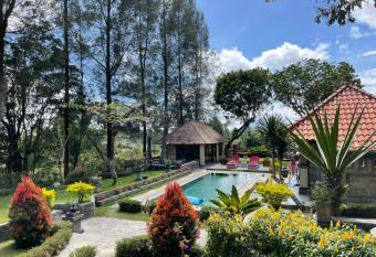 Balinese Villa in Berastagi has Balcony rooms