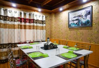 Log Inn Shimla has Balcony rooms