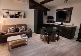 Trait d union en Luberon has Balcony rooms