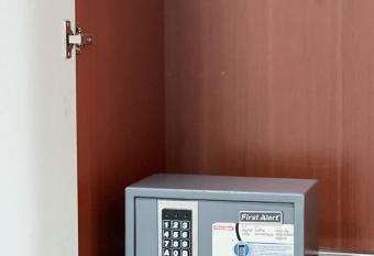 Luxurious Apartment has rooms with a private hot tub