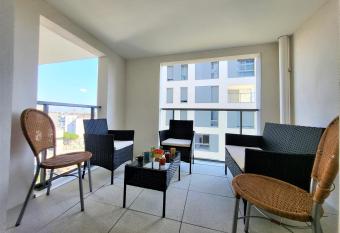 Le Lucie - Bain de lumi  re au pied du m  tro has Balcony rooms