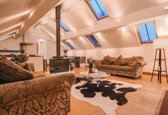 Cobstone Cottage has Balcony rooms