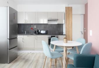 LIKE CASA- Centre/Gare allows 18 year olds to book a room