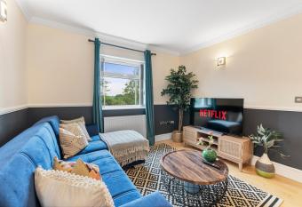 Beautiful 3 bed Flat in Penmorfa allows 18 year olds to book a room