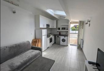 Maison ind  pendante 35m   class  e proche d Ylium. has Balcony rooms