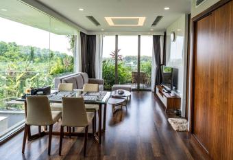 1BR, 1 Sofa bed Luxurious 5-stars Flamingo Resort. has rooms with a private hot tub