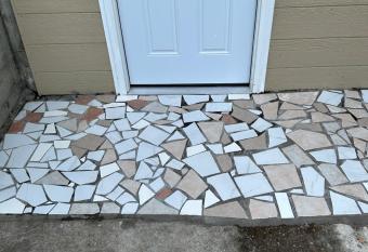 Furnished studio with its own entrance and parking allows 18 year olds to book a room