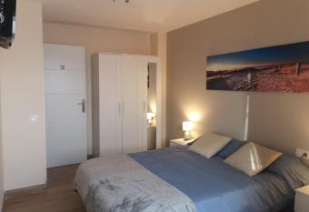 Hostal Mari, alquiler habitaci  n privada en hostal, 6 habitaciones cerca de la universidad y aeropuerto Norte, 3 ba  os compartidos allows 18 year olds to book a room