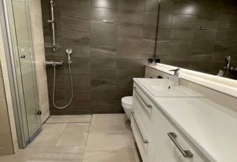 Yksi   metron ja meren v  liss   has Balcony rooms