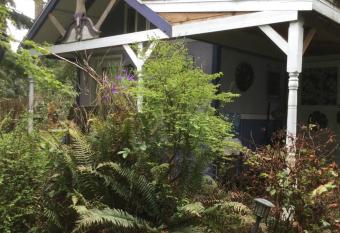 The Purple Cottage has rooms with a private hot tub