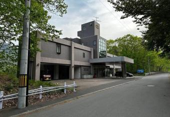 Few Days Condominium 205 allows 18 year olds to book a room